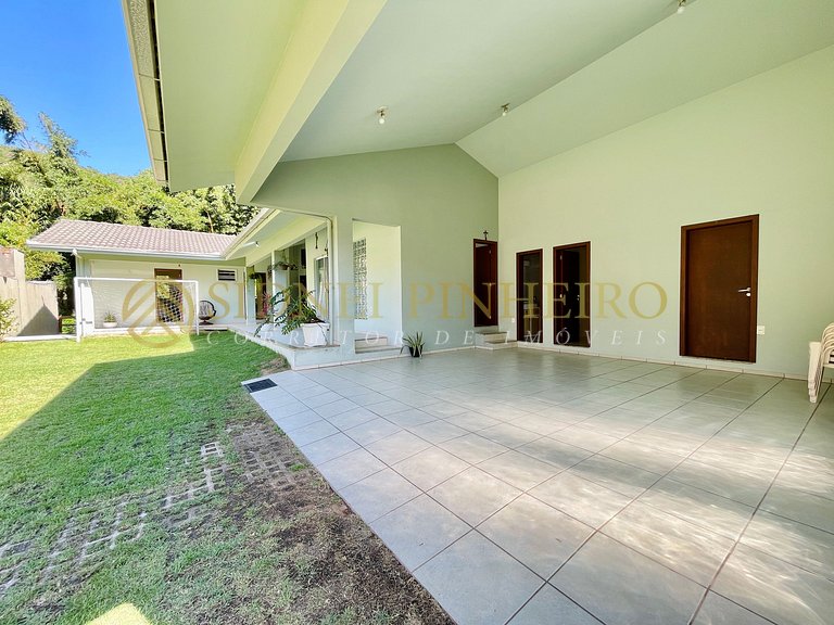 525 - Casa com piscina na Praia da Conceição