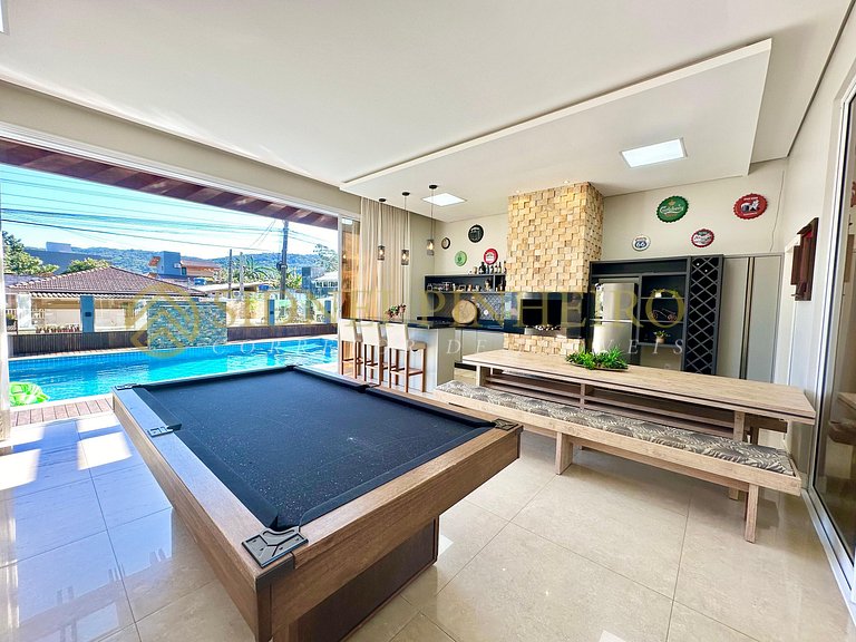 022 - Casa com piscina privativa e campo de futebol