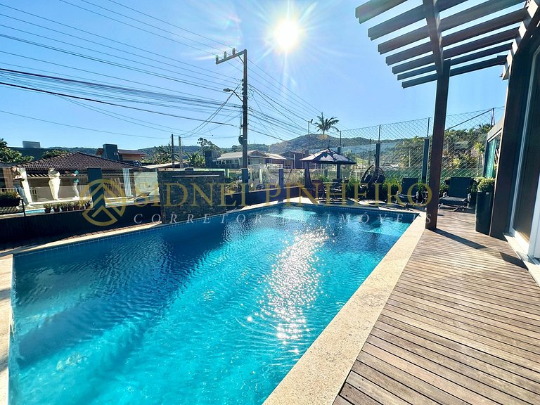 022 - Casa com piscina privativa e campo de futebol