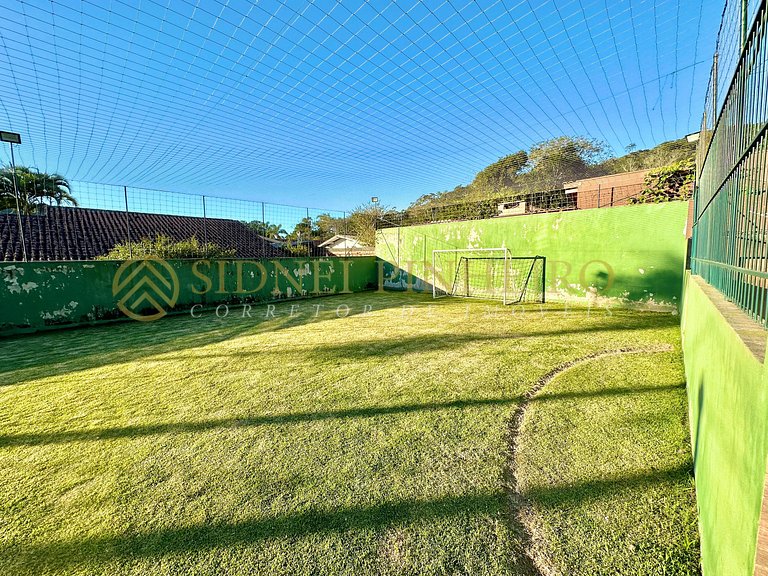 022 - Casa com piscina privativa e campo de futebol