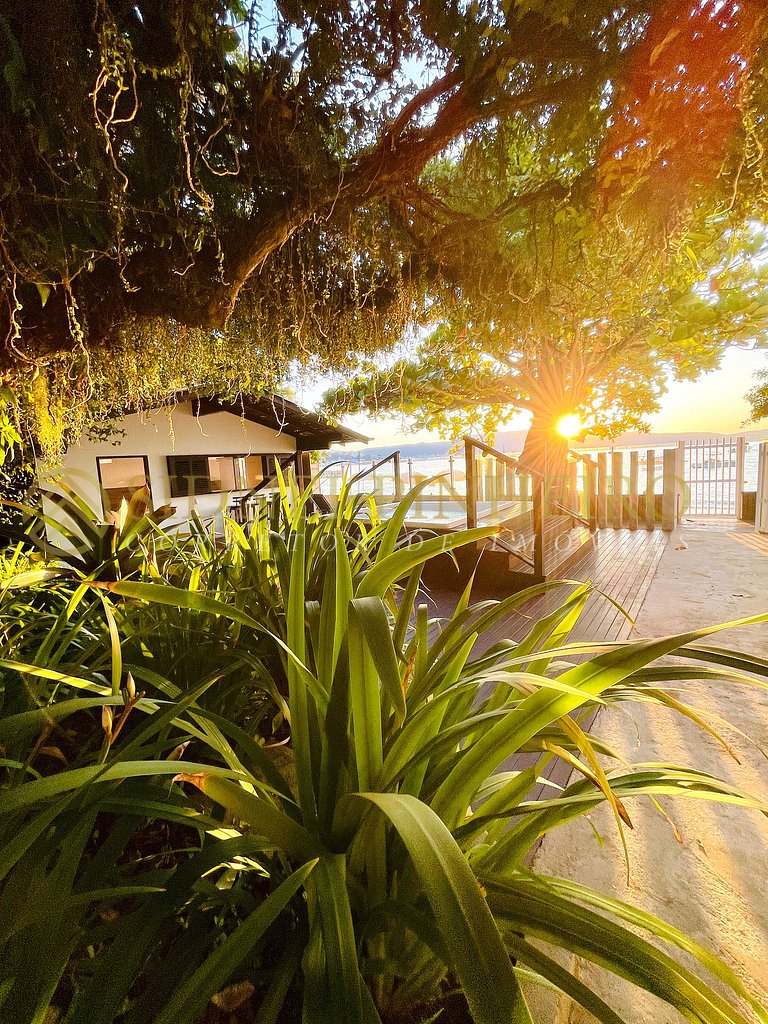 001 - Casa beira mar na Praia de Bombinhas (Lagoinha)