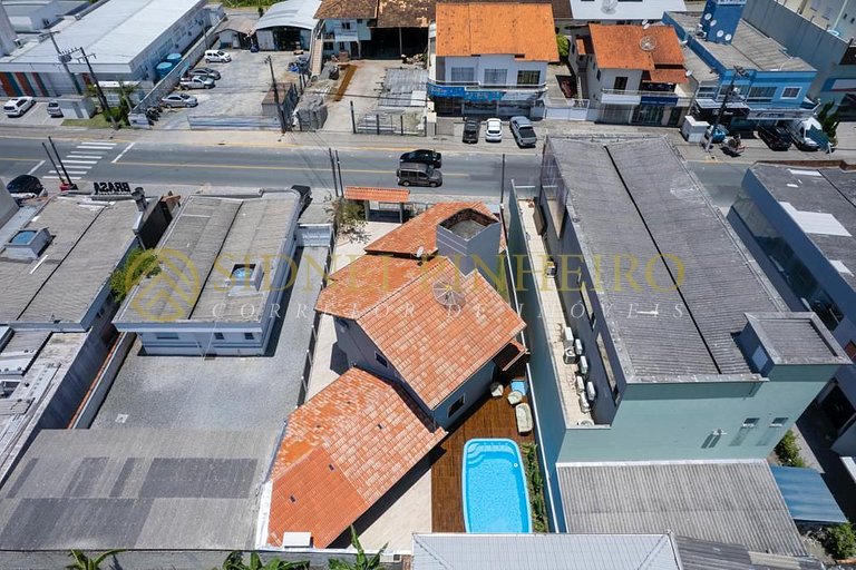 548 - Casa com 05 quartos na Praia de Bombas