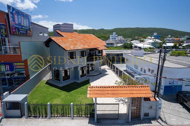 548 - Casa com 05 quartos na Praia de Bombas
