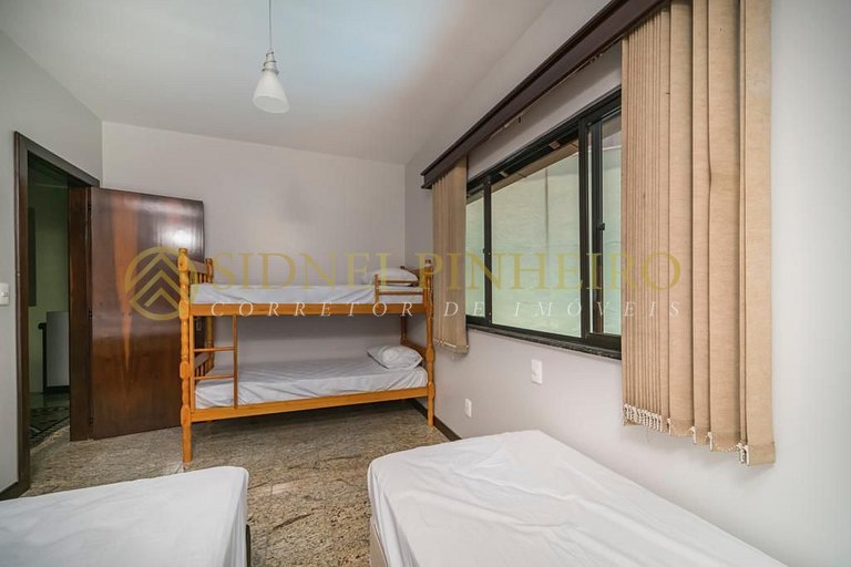 548 - Casa com 05 quartos na Praia de Bombas