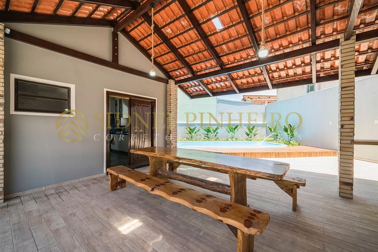 548 - Casa com 05 quartos na Praia de Bombas