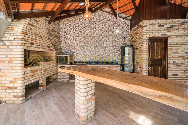548 - Casa com 05 quartos na Praia de Bombas