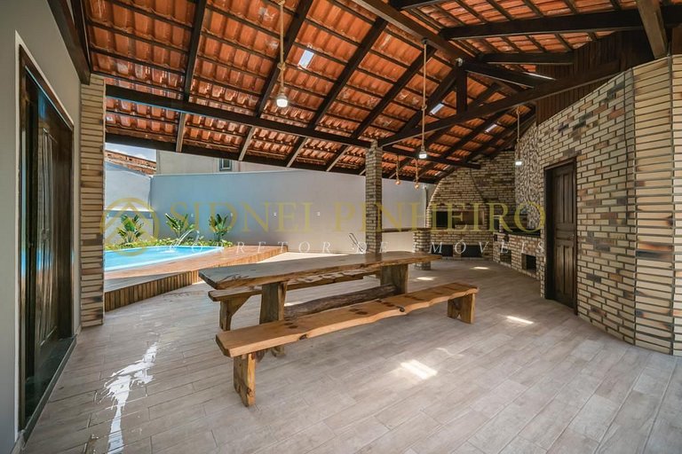 548 - Casa com 05 quartos na Praia de Bombas
