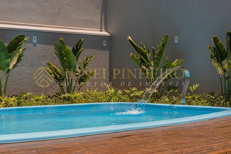 548 - Casa com 05 dormitórios na Praia de Bombas
