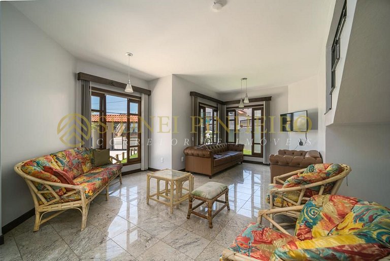548 - Casa com 05 quartos na Praia de Bombas