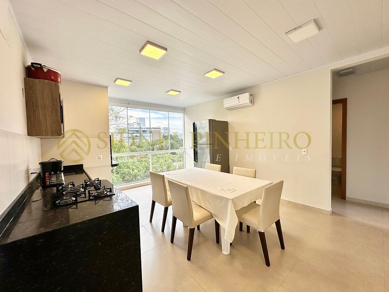 556 - Apartamento 03 dormitórios na Praia de Mariscal