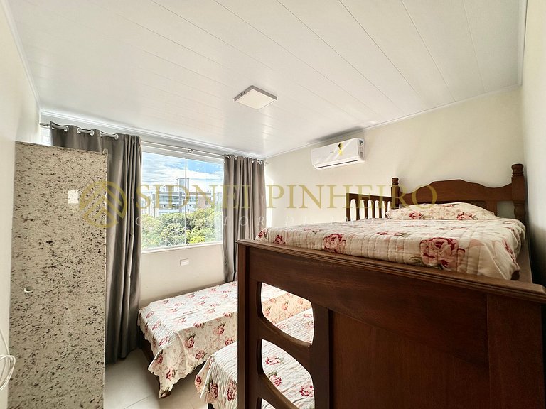 556 - Apartamento 03 dormitórios na Praia de Mariscal
