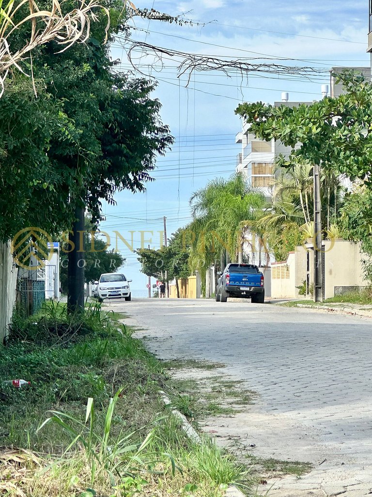 556 - Apartamento 03 dormitórios na Praia de Mariscal