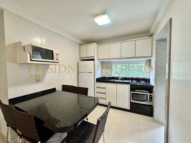 557 - Apartamento 02 dormitórios na Praia de Mariscal