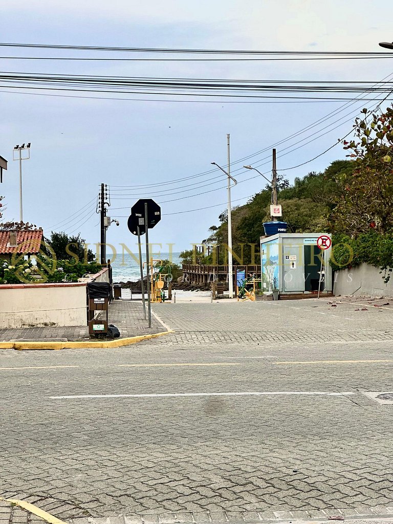 038 - Apartamento de 03 dormitórios na Praia de Bombas