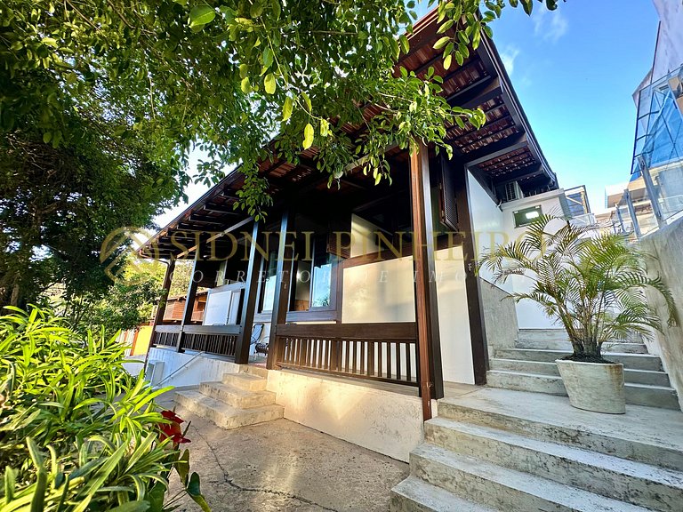 001 - Casa beira mar na Praia de Bombinhas (Lagoinha)