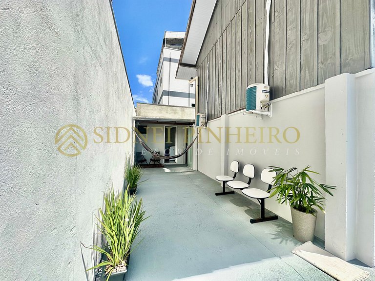 509 - Casa 04 dormitórios com piscina na Praia de Bombas