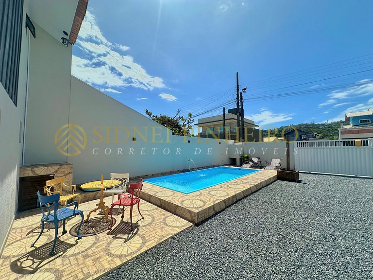 509 - Casa 04 dormitórios com piscina na Praia de Bombas