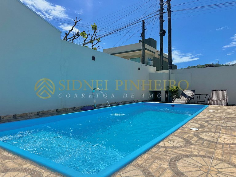 509 - Casa 04 dormitórios com piscina na Praia de Bombas