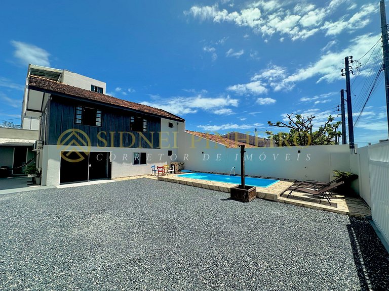 509 - Casa 04 dormitórios com piscina na Praia de Bombas