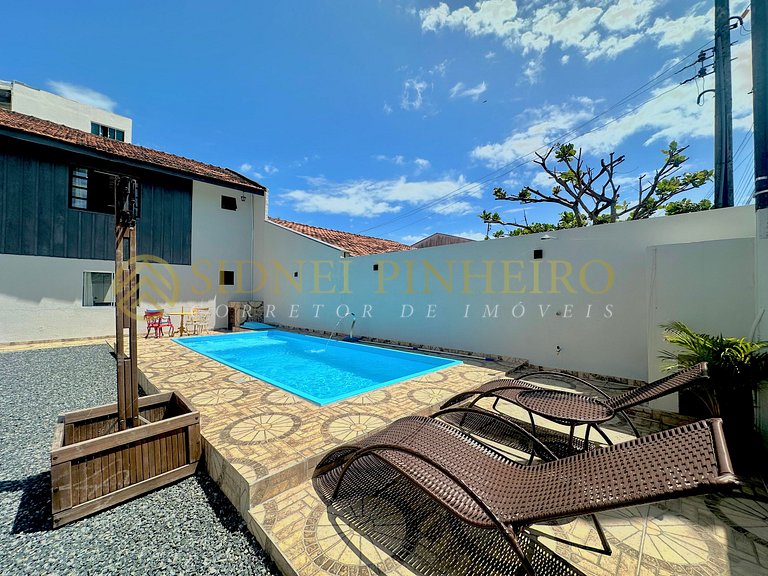 509 - Casa 04 dormitórios com piscina na Praia de Bombas