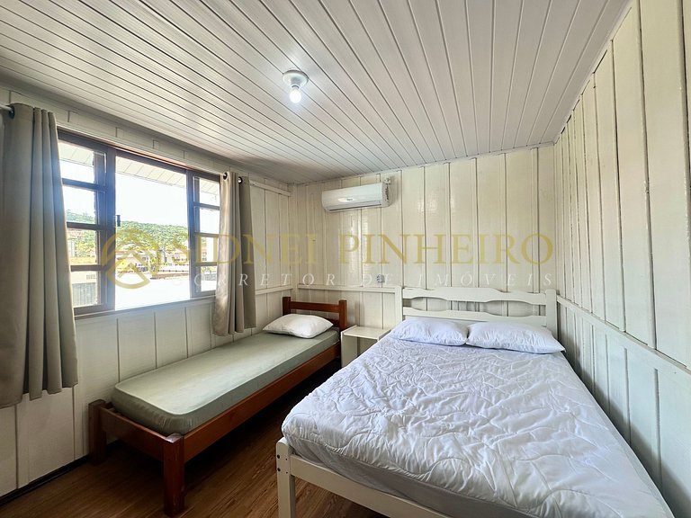 509 - Casa 04 dormitórios com piscina na Praia de Bombas