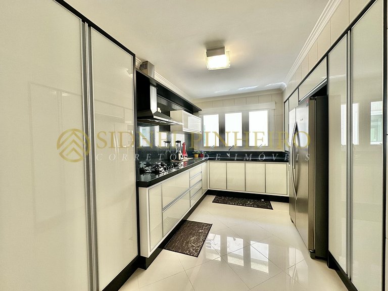 526 - Cobertura frente mar com 04 suítes na Praia de Bombas