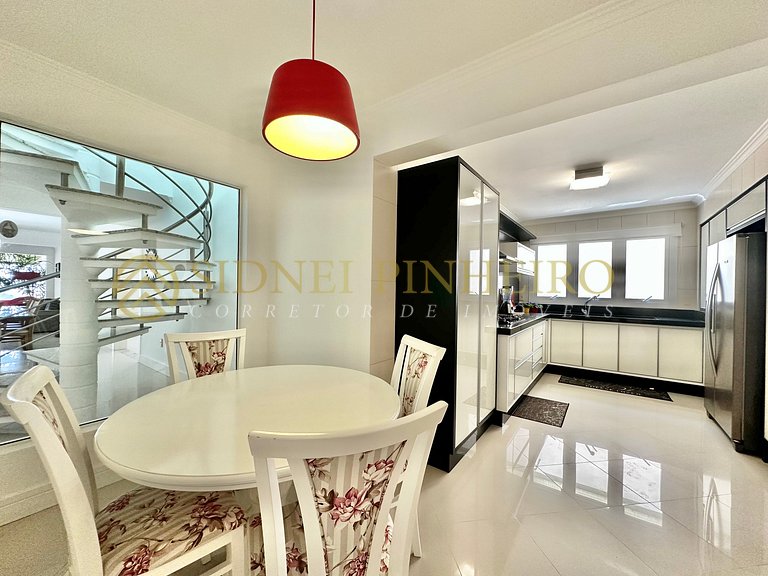 526 - Cobertura frente mar com 04 suítes na Praia de Bombas