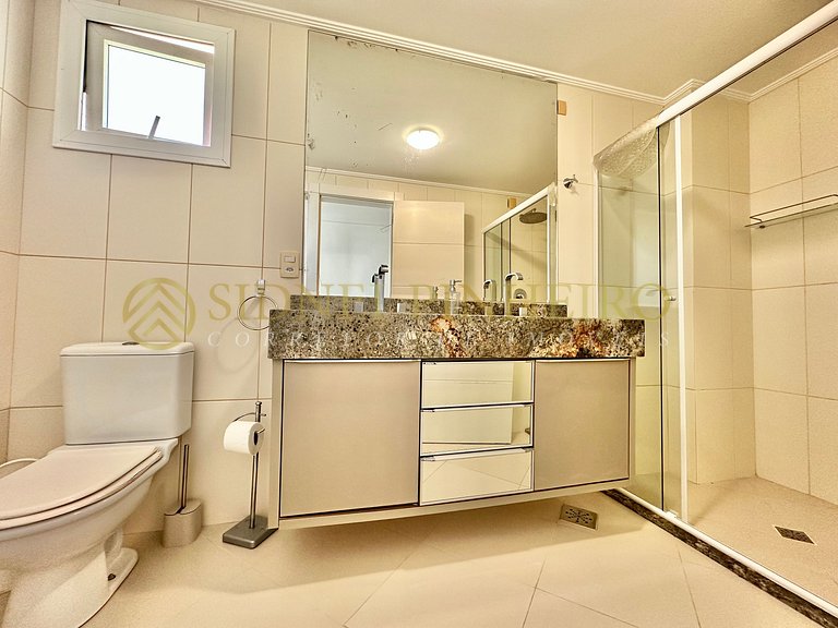 526 - Cobertura frente mar com 04 suítes na Praia de Bombas