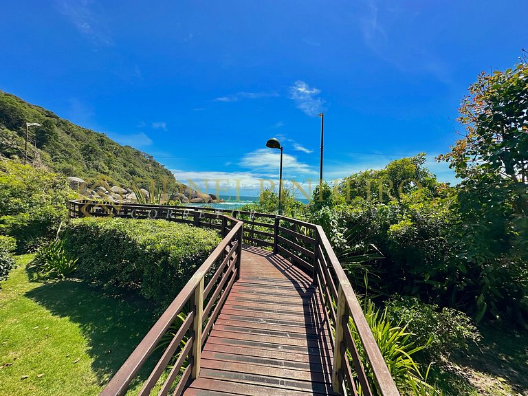 527 - Apartamento em Bombas frente mar 2 suítes