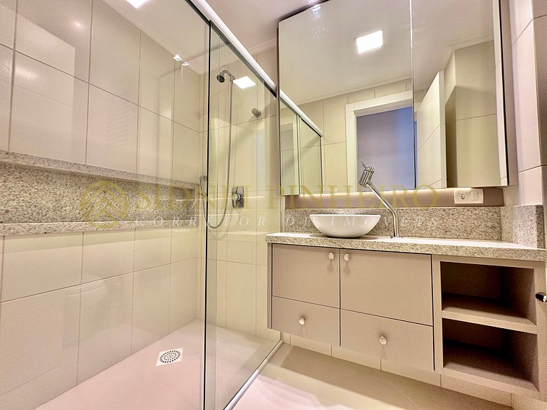 527 - Apartamento em Bombas frente mar 2 suítes