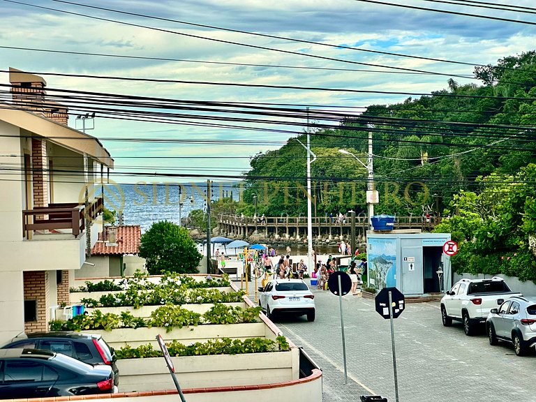 040 - Apartamento de 03 dormitórios na Praia de Bombas