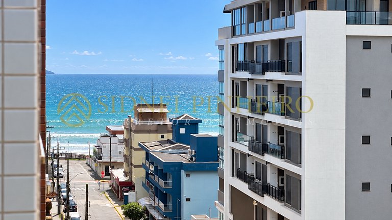053 - Apartamento 03 dormitórios na Praia de Bombas com pisc