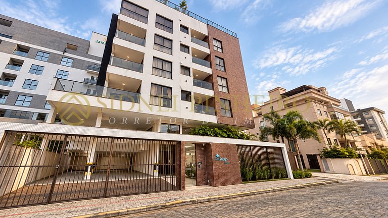 053 - Apartamento 03 dormitórios na Praia de Bombas com pisc