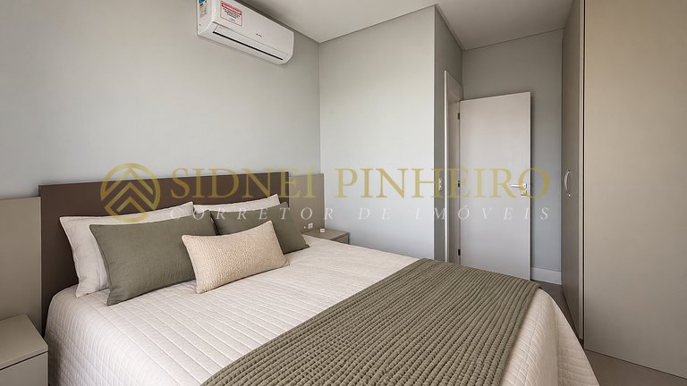 053 - Apartamento 03 dormitórios na Praia de Bombas com pisc