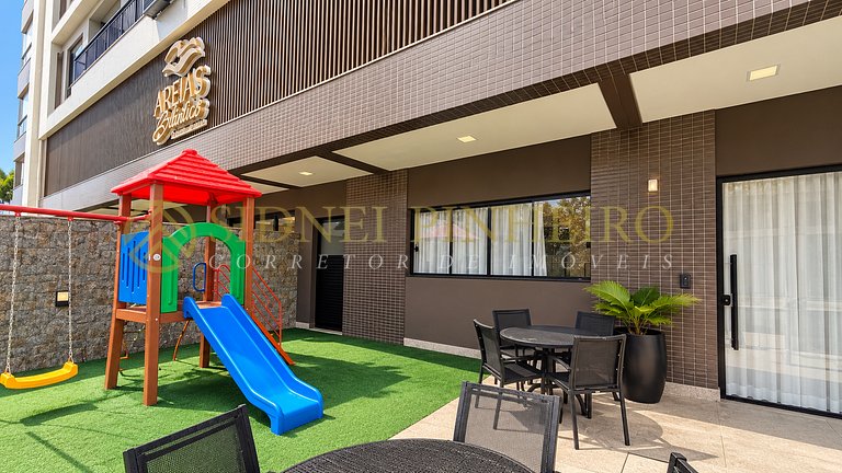 054 - Apartamento 03 dormitórios na Praia de Bombas com pisc