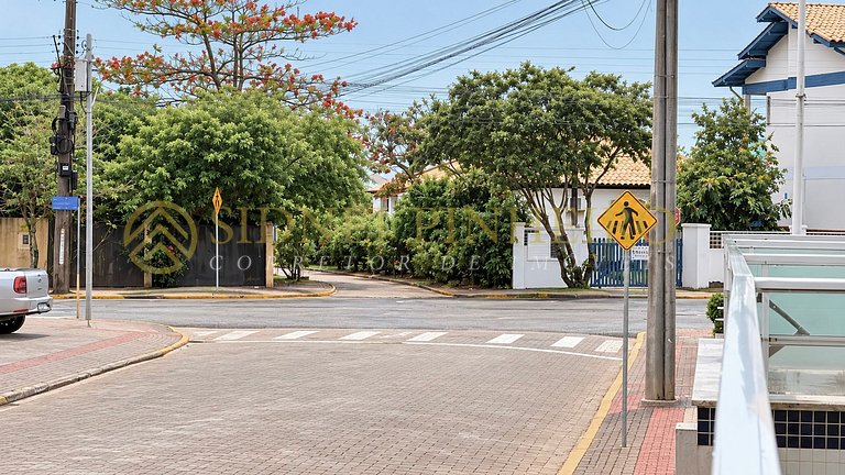 056 - Apartamento térreo de 03 dormitórios na Praia de Maris