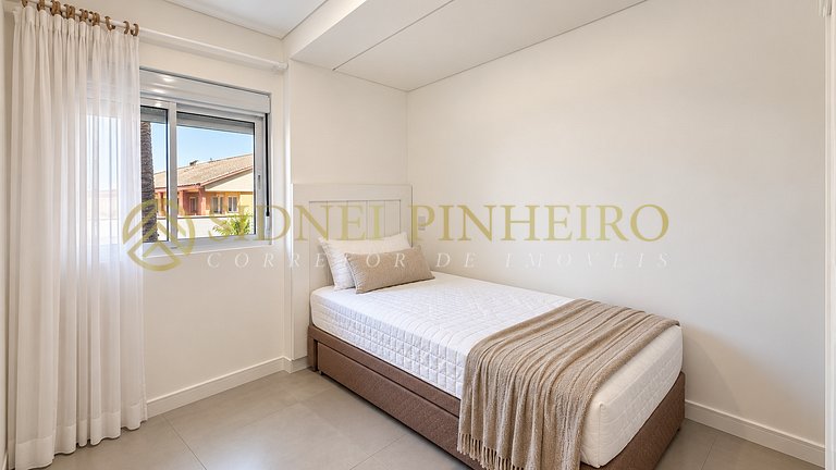 056 - Apartamento térreo de 03 dormitórios na Praia de Maris